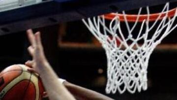 <b>EL REGALITO.</b> Gelabale encesta la canasta que significó el triunfo de su selección sobre los germanos.