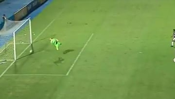 ?Papel車n en Paraguay! ?La pelota bot車 fuera y cobr車 gol!