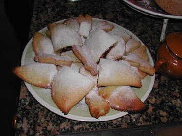 Los rubiols y crespells están hechos con la misma masa pero, mientras los rubiols son unas empanadillas dulces rellenas de mermelada, cabello de ángel, requesón y otras variaciones, los crespells son galletas de diferentes formas con los mismos ingredientes de la masa de los rubiols.