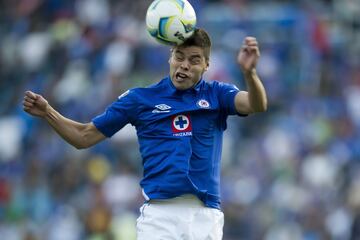 Néstor Araujo llegó a Cruz Azul en 2007, pasó por los equipos de Cruz Azul Xochimilco, Jasso e Hidalgo, hasta llegar a la categoría Sub-20. En 2010 debutó en primera y estuvo seis torneos en el primer equipo, sin embargo, el campeón olímpico no se pudo consolidar. Tampoco ganó el ansiado título de liga con Cruz Azul.