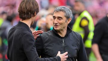 BILBAO (ESPAÑA), 23/02/2025.- El entrenador del Real Valladolid, Álvaro Rubio (i) saluda a su homólogo del Athletic de Bilbao, Ernesto Valverde (d) antes del partido de LaLiga entre el Athletic Club y el Real Valladolid disputado en San Mamés, Bilbao este domingo. EFE/ Luis Tejido