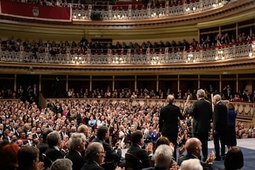 El endocrinólogo canadiense Daniel J. Drucker, el genetista molecular estadounidense Jeffrey M. Friedman, el endocrinólogo Joel F. Habener y la bioquímica Svetlana Mojsov, muestran al público del teatro Campoamor, el Premio Princesa de Asturias de Investigación Científica y Técnica.