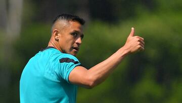 COMO, ITALY - MAY 20: Alexis Sanchez of FC Internazionale gestuers during the FC Internazionale training session at the club's training ground Suning Training Center at Appiano Gentile on May 20, 2022 in Como, Italy. (Photo by Mattia Pistoia - Inter/Inter via Getty Images)