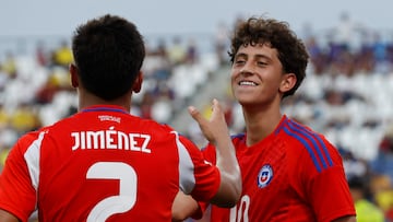 AME3706. MONTERÍA (COLOMBIA), 29/03/2025.- Zidane Antonio Yañez (d) y Martin Vicente Jiménez de Chile celebran un gol este sábado, en un partido de fase de grupos del Campeonato Sudamericano Sub-17 entre las selecciones de Chile y Argentina en el estadio Jaraguay de Montería (Colombia). EFE/ Mauricio Dueñas Castañeda