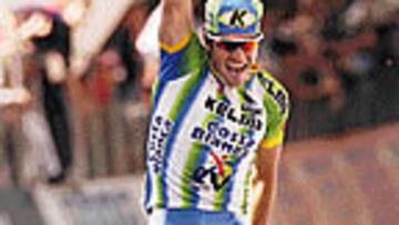 <B>CAMPEÓN.</B> Aitor González, exultante, al cruzar la línea de meta.