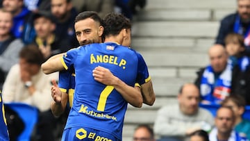 Abde se abraza con Ángel.