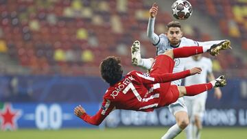 João Félix hace un remate acrobático en el Atlético-Chelsea de Champions en Bucarest.