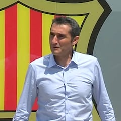 Valverde posó junto al escudo de su nuevo club, el Barcelona