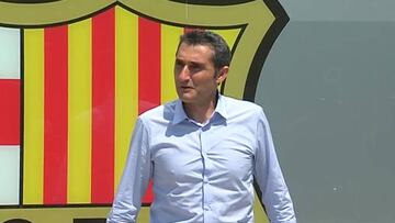 Valverde posó junto al escudo de su nuevo club, el Barcelona