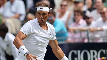 Rafa Nadal devuelve un drive a la carrera ante Auger-Aliassime en Hurlingham.