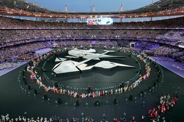 Desfilan, por orden alfabético, los abanderados de los 205 países participantes en estos Juegos Olímpicos.