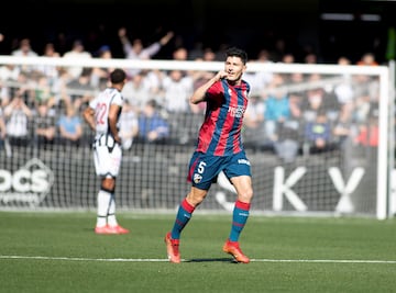 Un solitario gol de Loureiro le sirve al Huesca para seguir con la vista puesta en el ascenso. El lateral decidi el partido ante el Castelln, con un tanto a la salida de un crner, en una accin en la que acomod el cuerpo para disparar con la pierna derecha. Su segundo gol en lo que va de curso.