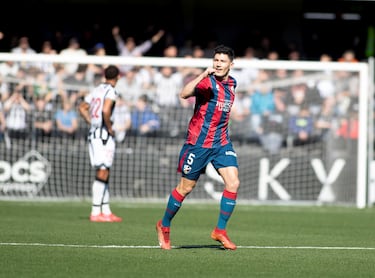 Un solitario gol de Loureiro le sirve al Huesca para seguir con la vista puesta en el ascenso. El lateral decidió el partido ante el Castellón, con un tanto a la salida de un córner, en una acción en la que acomodó el cuerpo para disparar con la pierna derecha. Su segundo gol en lo que va de curso.