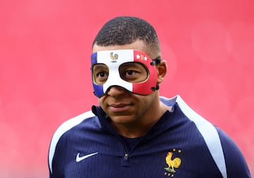 Mbappé, con la máscara.