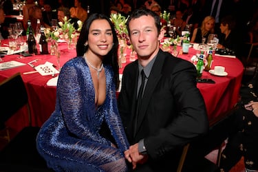 Dua Lipa y Callum Turner durante la 98.ª edición de los premios Oscar 2026 celebrados en el Dolby Theatre.