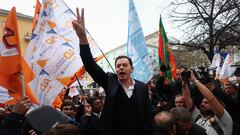 Social Democratic (PSD) and Democratic Aliance (AD) leader Luis Montenegro gestures at the crowd during a rally on the last day of the campaign ahead of the snap elections in Lisbon, Portugal, March 8, 2024. REUTERS/Pedro Nunes