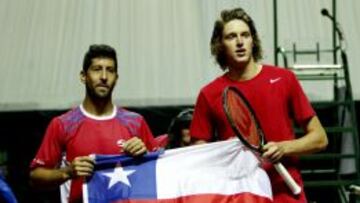 Podlipnik junto al &#039;gigante&#039; Jarry con la bandera chilena.