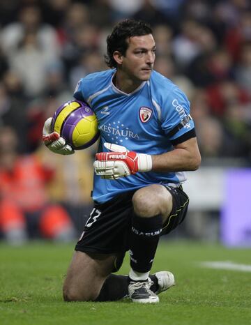 Jug¨® con el Atleti la temporada 1996-97. Defendi¨® la camiseta del Osasuna durante siete temporadas desde 2005 hasta 2013.