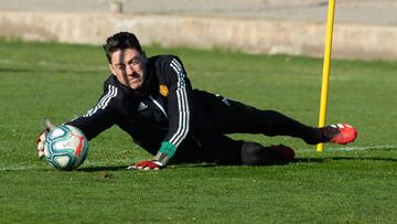 Cristian &Aacute;lvarez detiene un bal&oacute;n en un ejercicio durante el entrenamiento de esta ma&ntilde;ana.