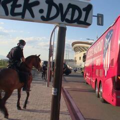 Aficionados del Atleti recibieron a los buses por fuera del Wanda