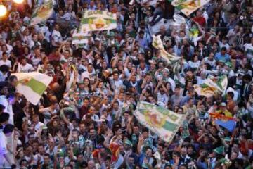 La ciudad de Elche sale a la calle a celebrar el ascenso a primera divisin.