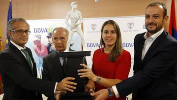 La directora del torneo BBVA Open Ciudad de Valencia, Anabel Medina, Luis Foix, Ramiro Verdejo y José Luis Santés sostienen el trofeo de Lladró.