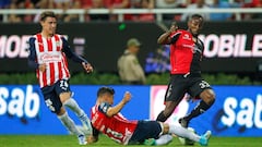 AME9015. GUADALAJARA (MÉXICO), 12/05/2022.- Carlos Cisneros (c) y Cristian Calderón (i) de Chivas disputa el balón con Julián Quiñones (d) de Atlas hoy, durante un partido de cuartos de final del torneo clausura 2022 de la liga de fútbol mexicano en el Estadio Akron, en Guadalajara, Jalisco (México). EFE/ Francisco Guasco
