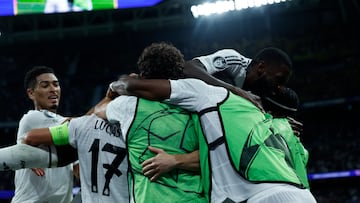 MADRID, 22/10/2024.- Los jugadores del Real Madrid celebran el gol de Lucas Vázquez durante el encuentro correspondiente a la fase regular de la Liga de Campeones entre Real Madrid y Borussia Dortmund, este martes en el estadio Santiago Bernabéu, en Madrid. EFE/Kiko Huesca