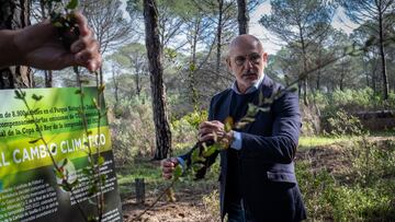 Luis de la Fuente, durante su participación en la replantación de 8.000 árboles para la reforestación de Doñana.