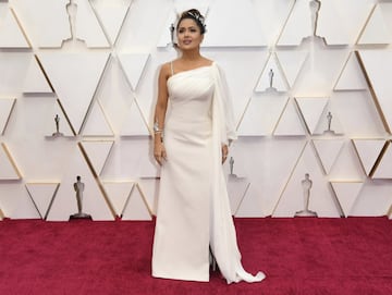 La actriz Salma Hayek posó con un vestido blanco de Gucci y un corona de 'diosa griega'.