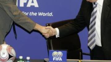 <b>VISITA. </b>Villar saluda a Blatter, quien volverá a España el lunes.