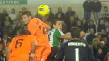 <b>JUSTICIA. </b>Este cabezazo de Bernardo puso las cosas en sus sitio tras un buen primer tiempo del Racing.