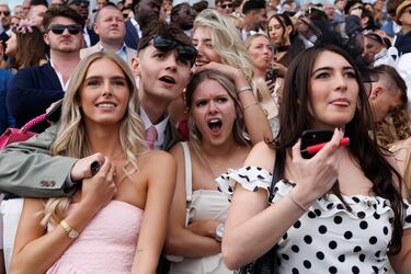 Ambiente durante  el primer día del Festival del Derby de Epsom en Surrey. Es una carrera de galope plano de 2423 metros de distancia y su primera edición fue en 1780.