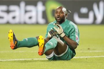 EL portero Muteba Kidiaba del Congo después del partido de semifinal de la Copa de África 2010 contra el Internacional de Brasil en el Estadio Mohammed bin Zayed en Abu Dhabi 