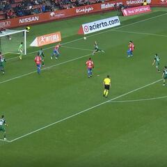 Lleva 18 en sus 2 últimos años en Segunda: su golazo en El Molinón es una barbaridad