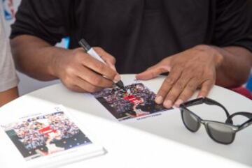 El ex jugador de la NBA, Robert Horry, apadrinó el evento en la Explanada del Palacio de Congresos.