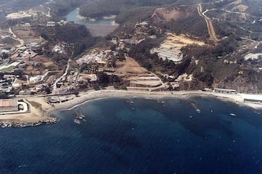 
Se encuentra en la bahía norte, en la costa atlántica. La playa de Benzú es de oleaje moderado y ventosa y con unas vistas únicas. Si no te importa madrugar, aprovecha para ver los espectaculares amaneceres junto al mar.