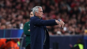 Mourinho gesticula contra el Madrid.