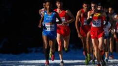 Carlos Mayo, izquierda, durante la carrera del Europeo de cross en la que gan&oacute; la medalla de plata en la categor&iacute;a j&uacute;nior. 