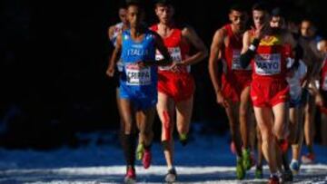 Carlos Mayo, izquierda, durante la carrera del Europeo de cross en la que gan&oacute; la medalla de plata en la categor&iacute;a j&uacute;nior. 