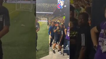 Vídeo: Mario Pérez, preparador físico de América, recibió y dio insultos a la afición del Nashville