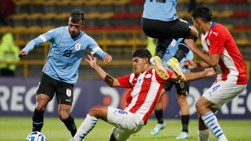 AMDEP1354. BOGOTÁ (COLOMBIA), 09/02/2023.- Luciano Rodriguez (i) de Uruguay disputa el balón con Thiago Servin (c) de Paraguay hoy, un partido de la fase final del Campeonato Sudamericano Sub'20 entre las selecciones de Uruguay y Paraguay, en el estadio Metropolitano De Techo en Bogotá (Colombia). EFE/ Carlos Ortega
