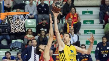 GRAF9028. MURCIA, 28/01/2018.- El pívot de Iberostar Tenerife Fran Vázquez (d) lanza a canasta ante la oposición del pívot italiano de UCAM Murcia Marcos Delía (i), hoy durante el partido de la jornada décimo octa