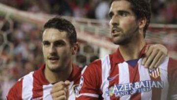 Ra&uacute;l Garc&iacute;a celebra con Koke su gol al Austria Viena.