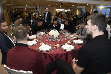 Real Madrid sat down for their traditional Christmas lunch at the Bernabéu today.