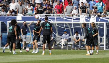 Raúl González blanco en el banquillo durante el entrenamiento.