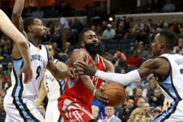 Jeff Green y Tony Allen bloquean a James Hardin.