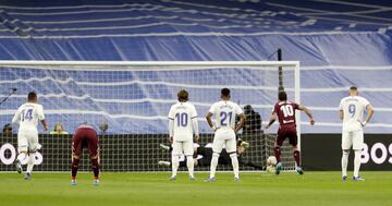 0-1. Mikel Oyarzabal marca de penalti el primer gol.