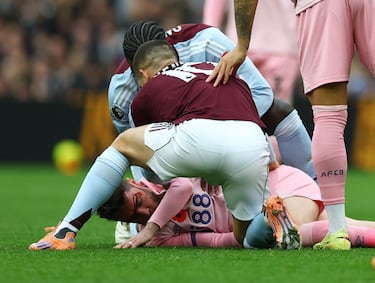 Adam Smith, del AFC Bournemouth, cae sobre el césped del Villa Park. 