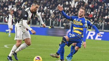 Turin (Italy), 19/01/2020.- Juventus' Cristiano Ronaldo (L) and Parma's Riccardo Gagliolo (R) in action during the Italian Serie A soccer match Juventus FC vs Parma Calcio 1913 at the Allianz Stadium in Turin, Italy, 19 January 2020. (Italia) EF